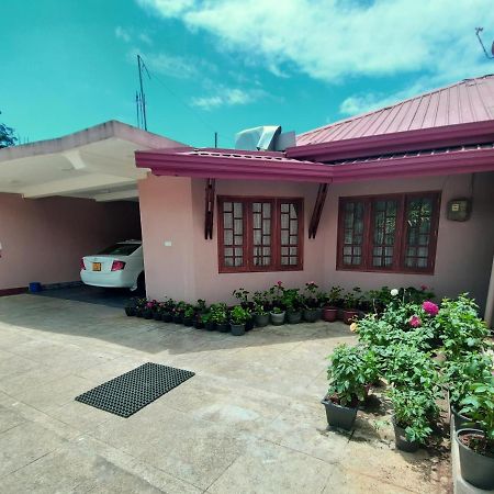 Thuvaraga Inn Nuwara Eliya Exterior photo